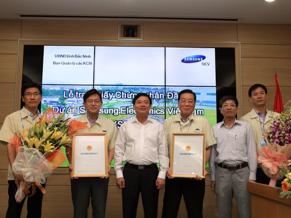 มอบใบรับรองการลงทุนเพิ่มอีก 1 พันล้านเหรียญสหรัฐให้แก่บริษัท SamSung